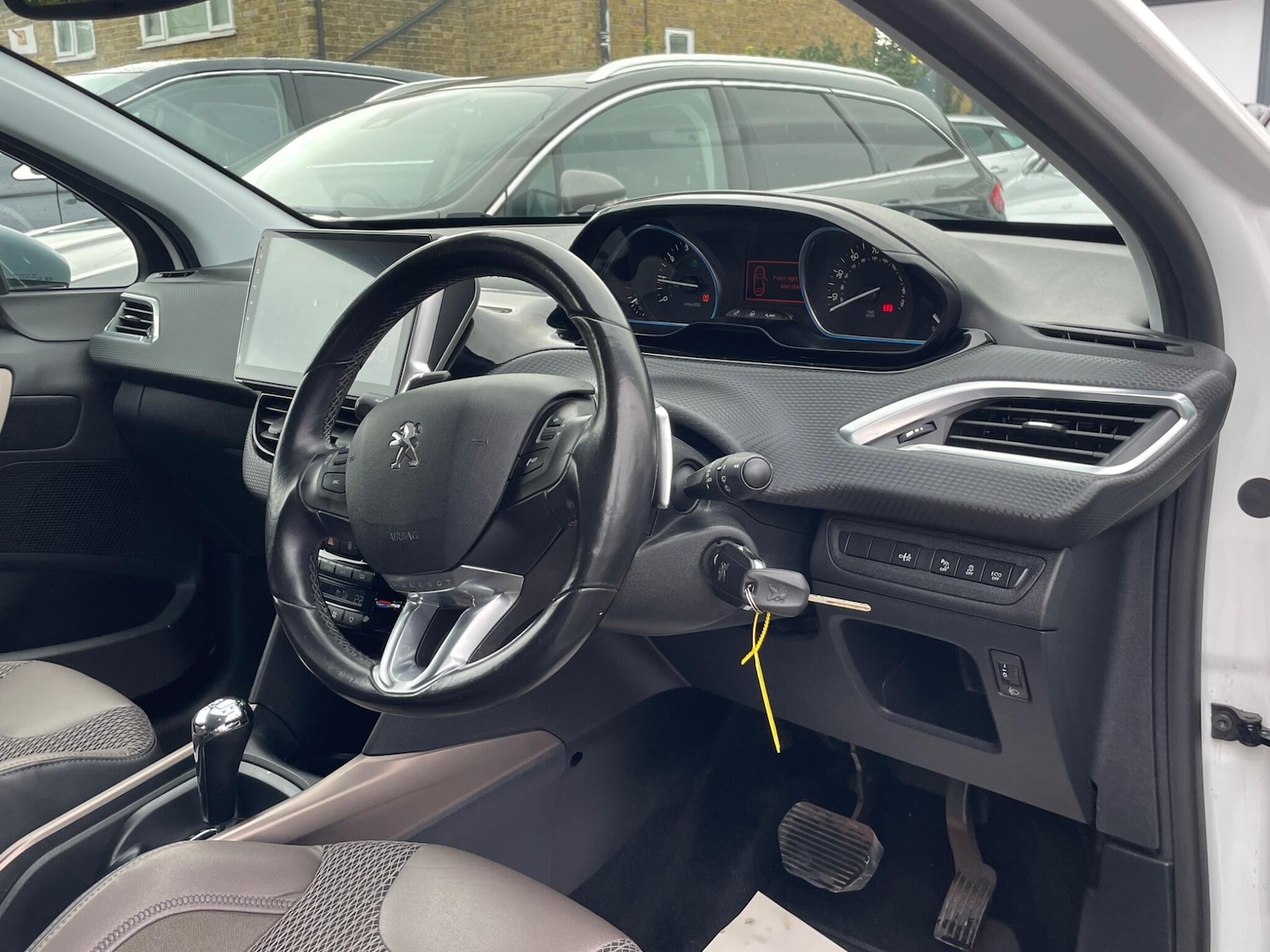 Used Peugeot 2008 2015 for sale - 76802324: Photo 9