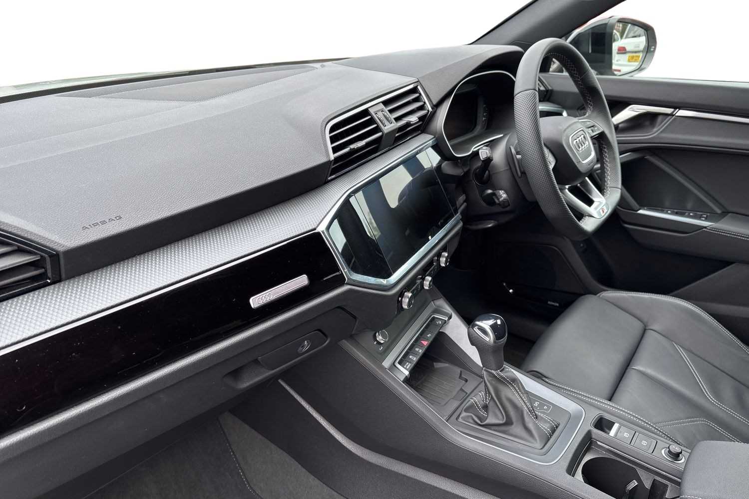 Used Audi Q3 2024 for sale - 76475901: Photo 2