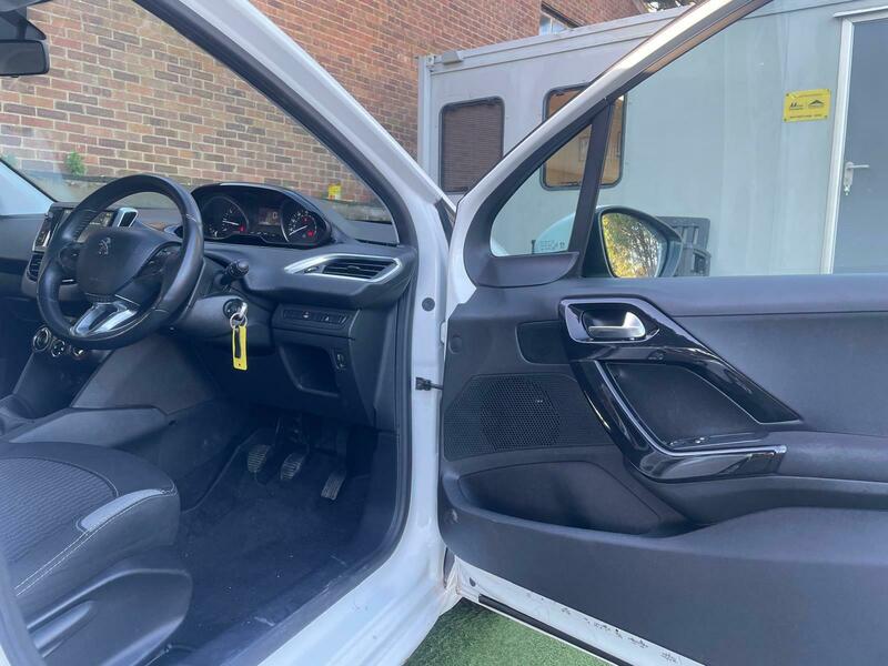 Used Peugeot 208 2015 for sale - 77049160: Photo 10