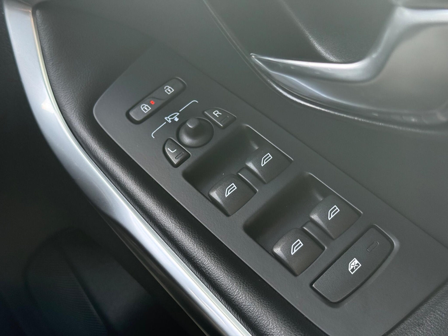 Used Volvo V40 2018 for sale - 77115912: Photo 38