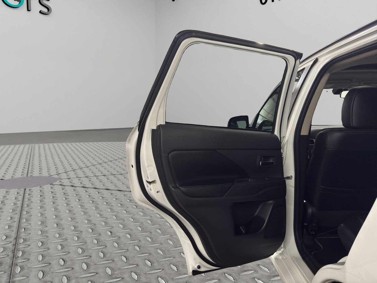 Used Mitsubishi Outlander 2015 for sale - 77021177: Photo 42