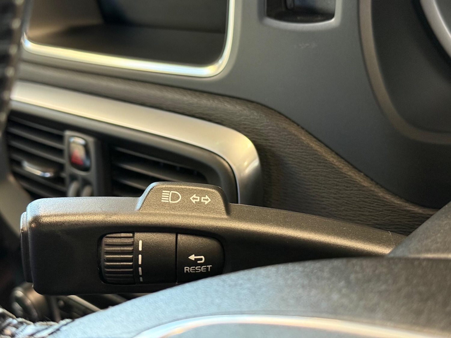 Used Volvo V40 2017 for sale - 76927006: Photo 26