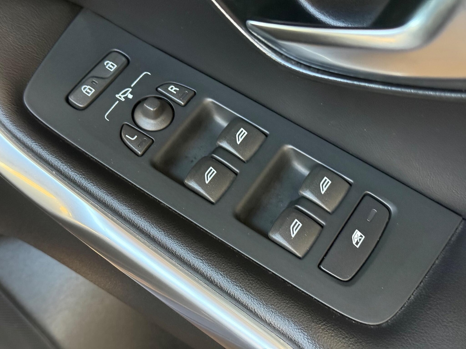 Used Volvo V40 2017 for sale - 76927006: Photo 38