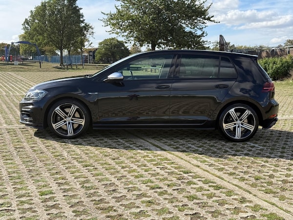 Used Volkswagen Golf 2017 for sale - 76142870: Photo 2