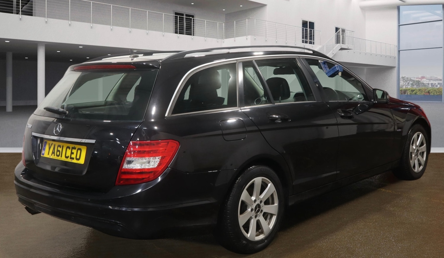 Used Mercedes-Benz C Class 2012 for sale - 77213682: Photo 2