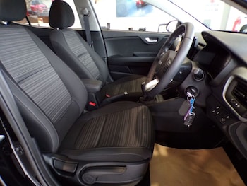Used Kia Stonic 2025 for sale - 76118225: Photo 2