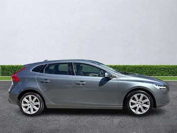 Used Volvo V40 2018 for sale - 79779525: Photo
