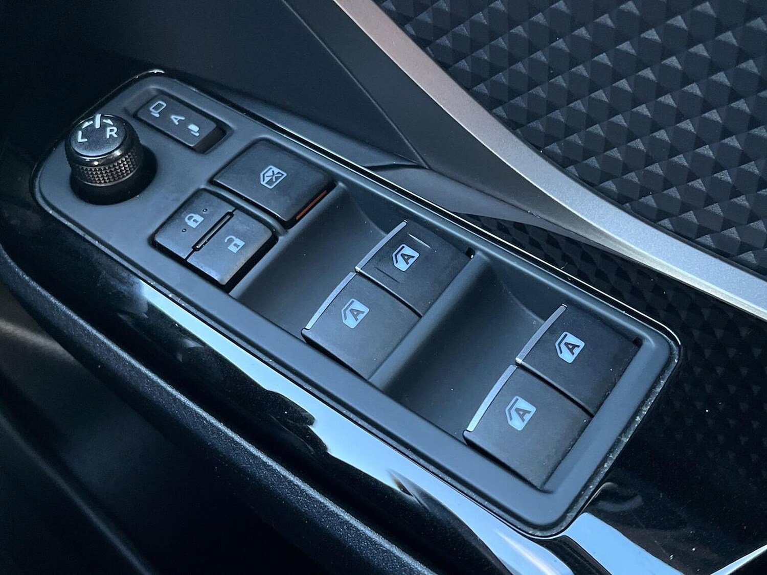 Used Toyota C-HR 2018 for sale - 76396944: Photo 21