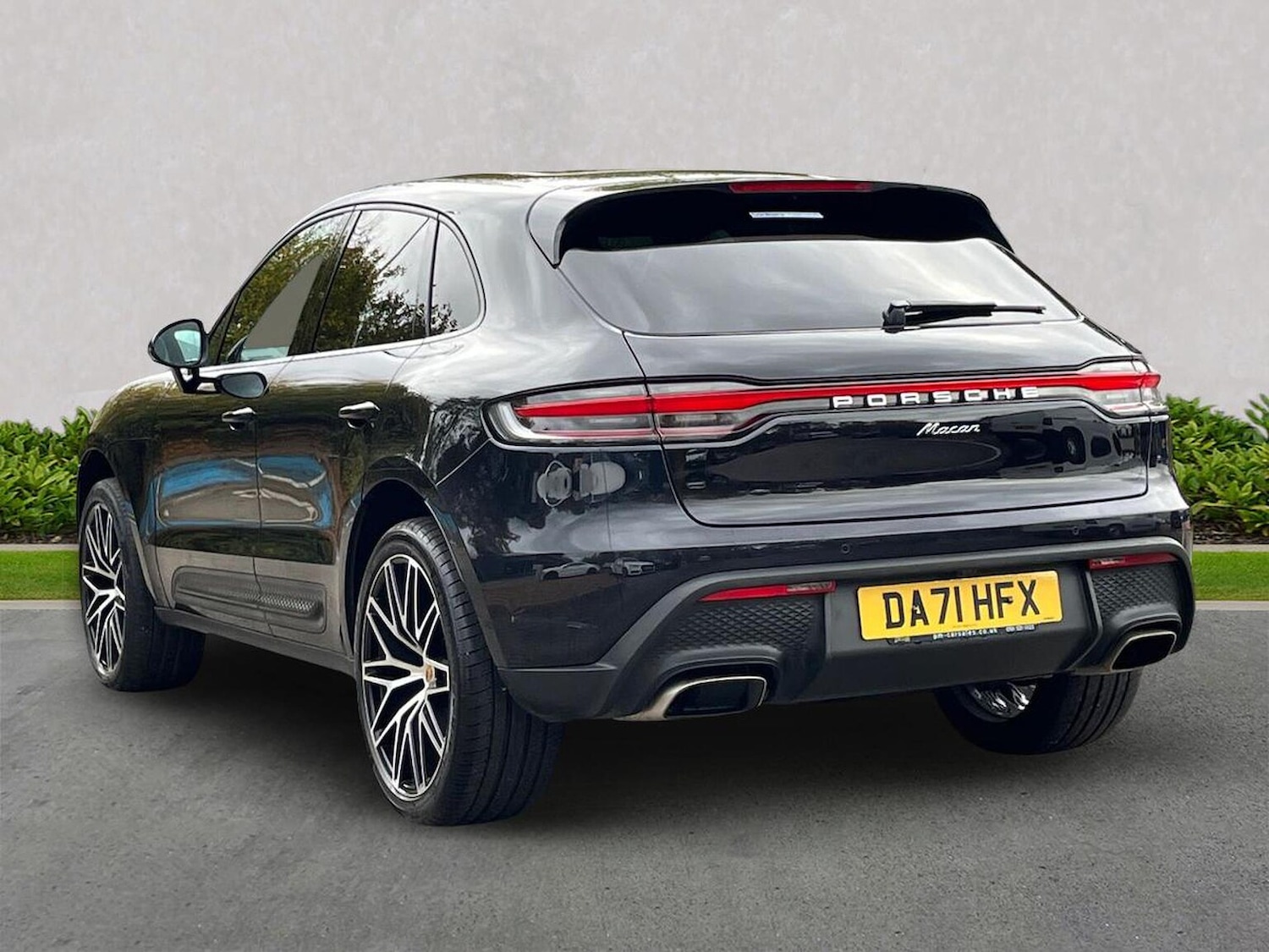 Used Porsche Macan 2021 for sale - 76358016: Photo 2