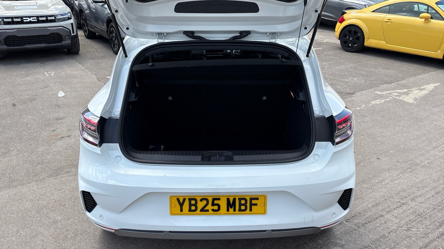 Used Renault Clio 2025 for sale - 76392223: Photo 4