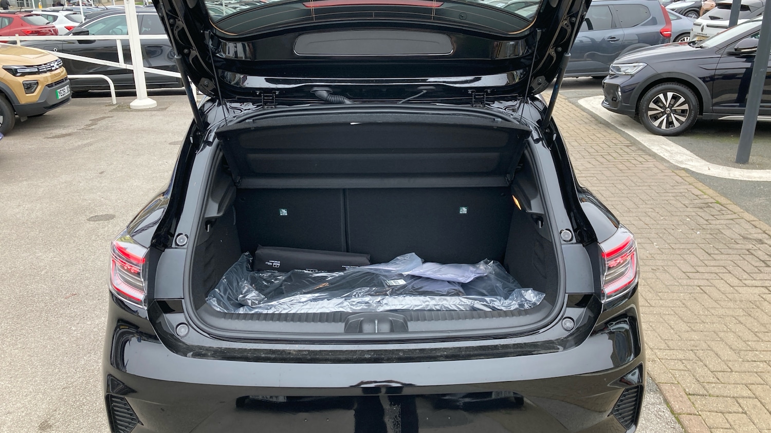 Used Renault Clio 2025 for sale - 76922360: Photo 4