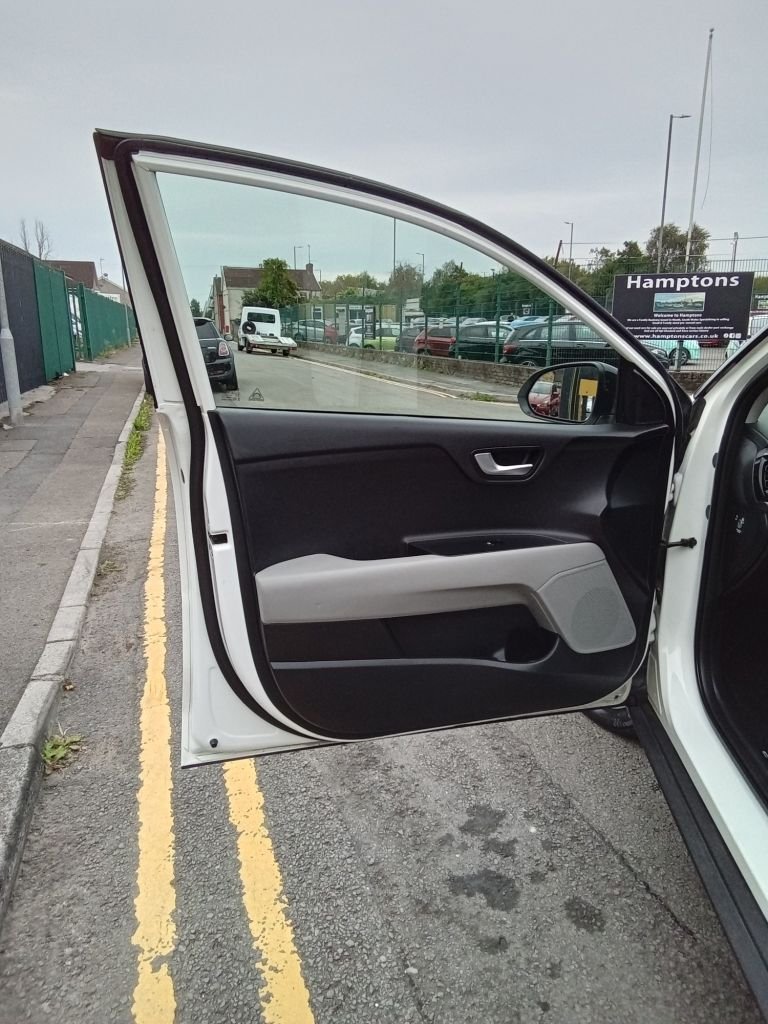 Used Kia Stonic 2018 for sale - 76710928: Photo 19