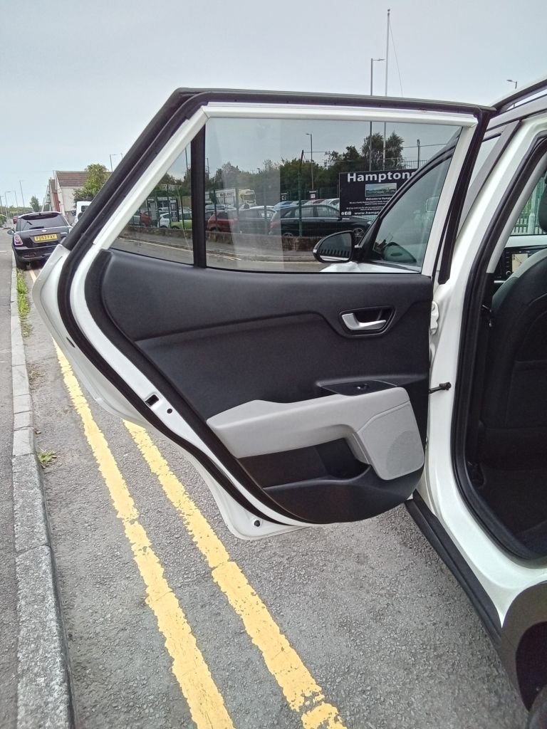 Used Kia Stonic 2018 for sale - 76710928: Photo 21