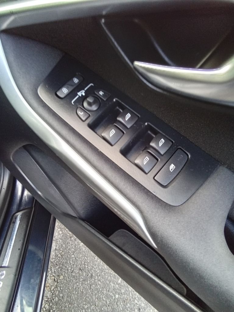 Used Volvo V40 2015 for sale - 76163093: Photo 42