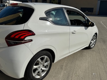 Used Peugeot 208 2015 for sale - 77055718: Photo