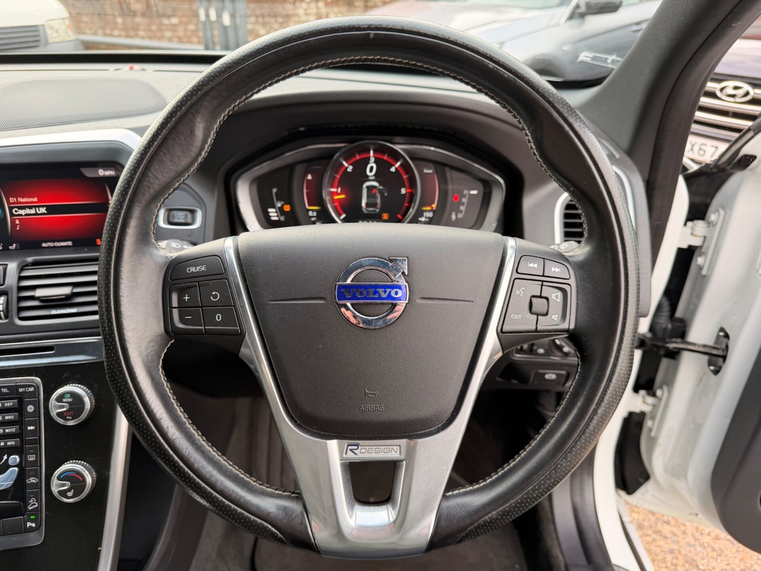 Used Volvo XC60 2017 for sale - 77836120: Photo 11