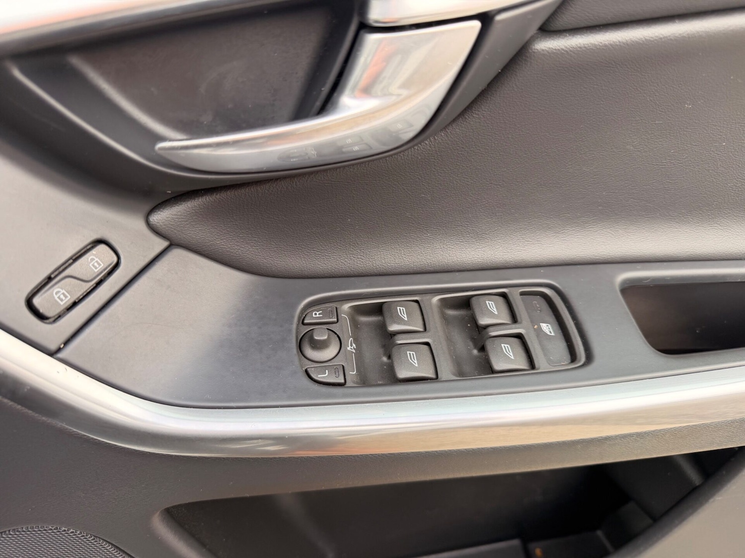 Used Volvo XC60 2017 for sale - 77836120: Photo 15