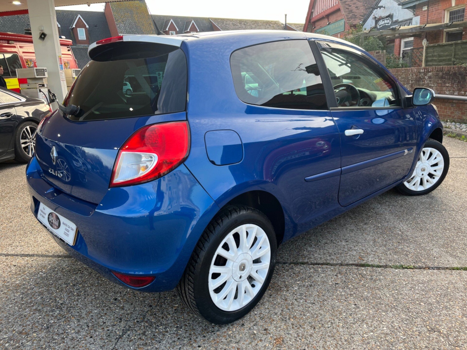 Used Renault Clio 2010 for sale - 76224489: Photo 2