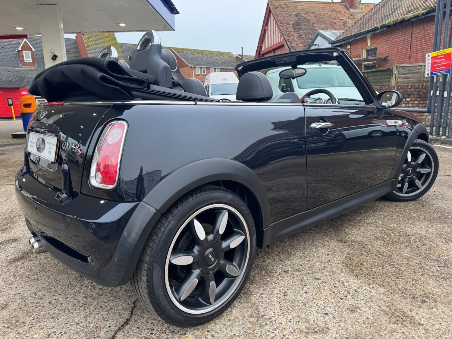 Used MINI Convertible 2009 for sale - 77199341: Photo 2