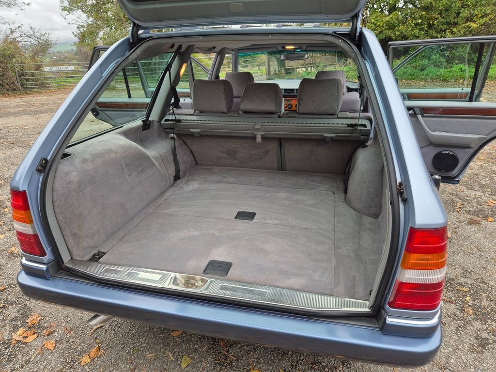Used Mercedes-Benz E Class 1994 for sale - 76350652: Photo 11
