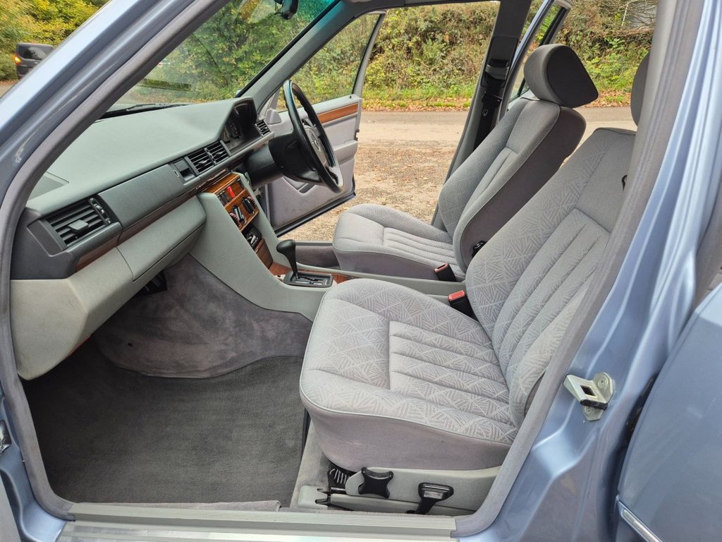 Used Mercedes-Benz E Class 1994 for sale - 76350652: Photo 13