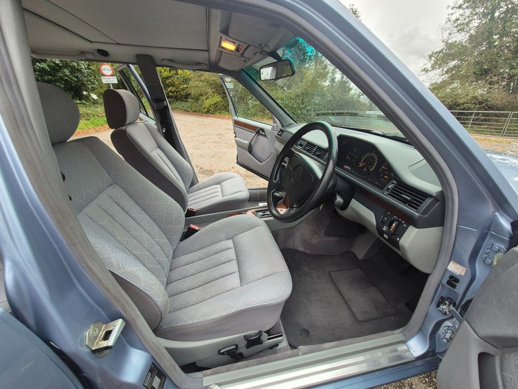 Used Mercedes-Benz E Class 1994 for sale - 76350652: Photo 8