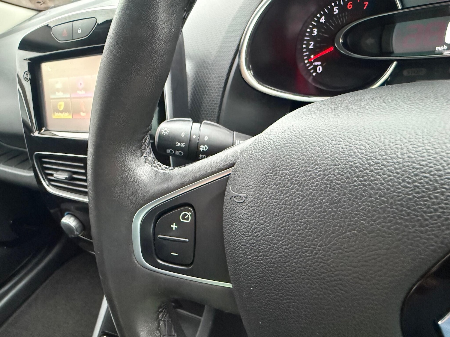 Used Renault Clio 2018 for sale - 76942598: Photo 28