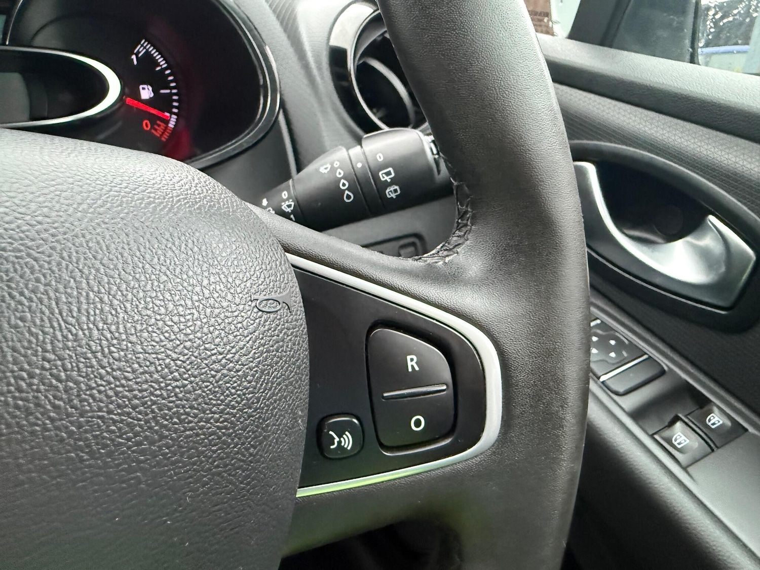 Used Renault Clio 2018 for sale - 76942598: Photo 29