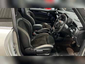 Used MINI Hatch 2021 for sale - 77053736: Photo