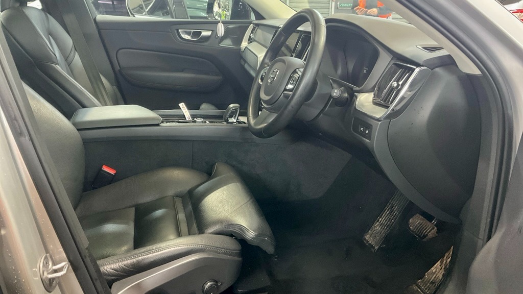 Used Volvo XC60 2023 for sale - 77107880: Photo 2