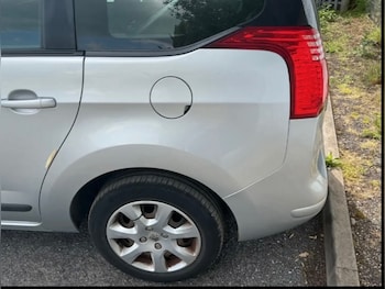 Used Peugeot 5008 2010 for sale - 79611459: Photo