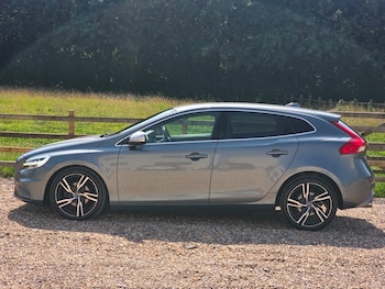 Used Volvo V40 2016 for sale - 79104414: Photo