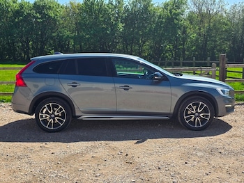 Used Volvo V60 2017 for sale - 78371596: Photo