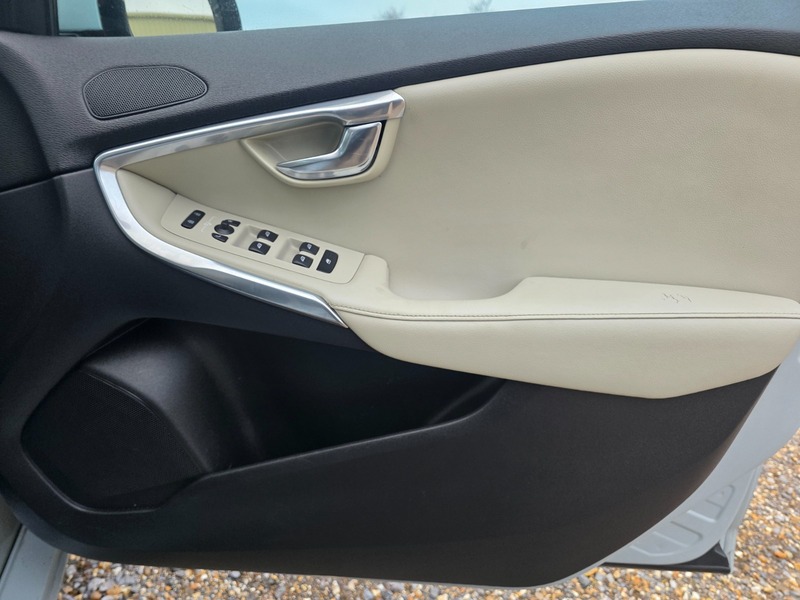 Used Volvo V40 2013 for sale - 76863620: Photo 11