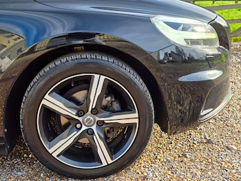 Used Volvo V40 2016 for sale - 76784648: Photo