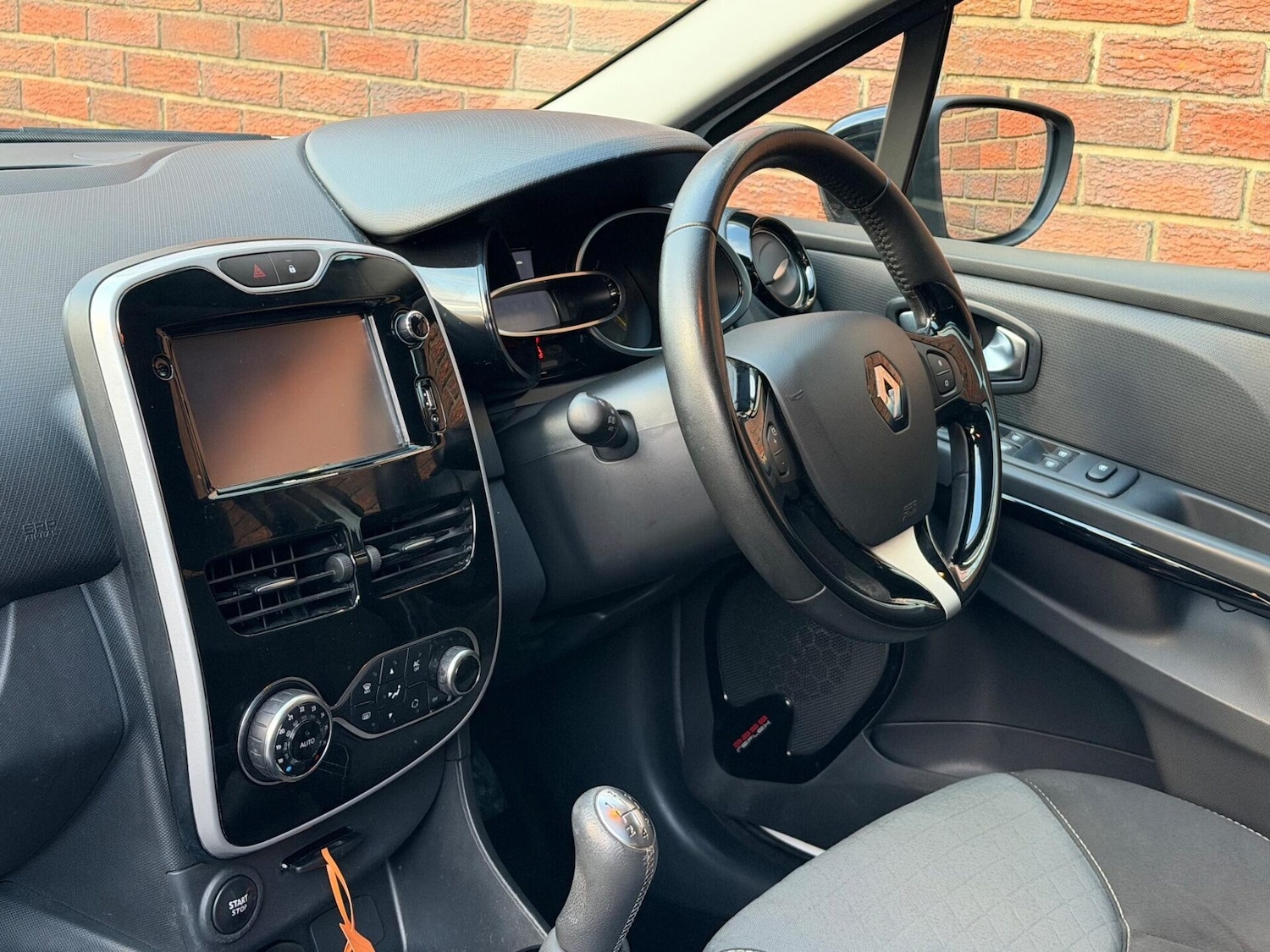 Used Renault Clio 2015 for sale - 76783091: Photo 27