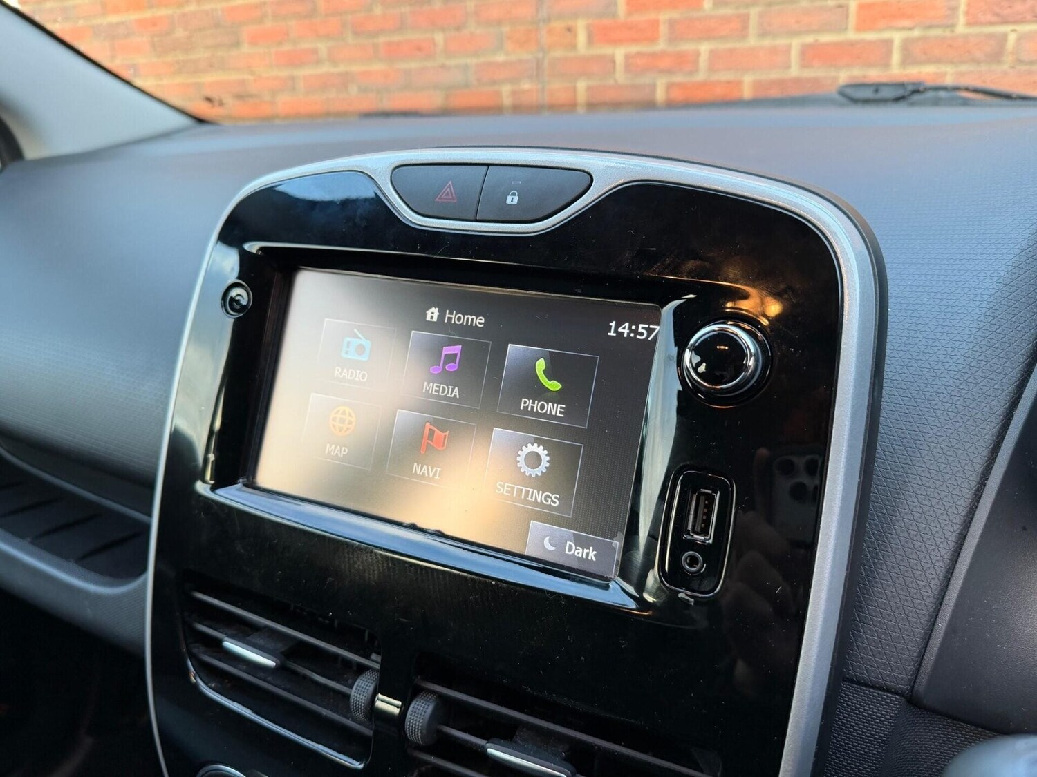 Used Renault Clio 2015 for sale - 76783091: Photo 37