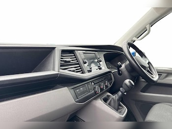 Used Volkswagen Transporter 2024 for sale - 76300379: Photo 2