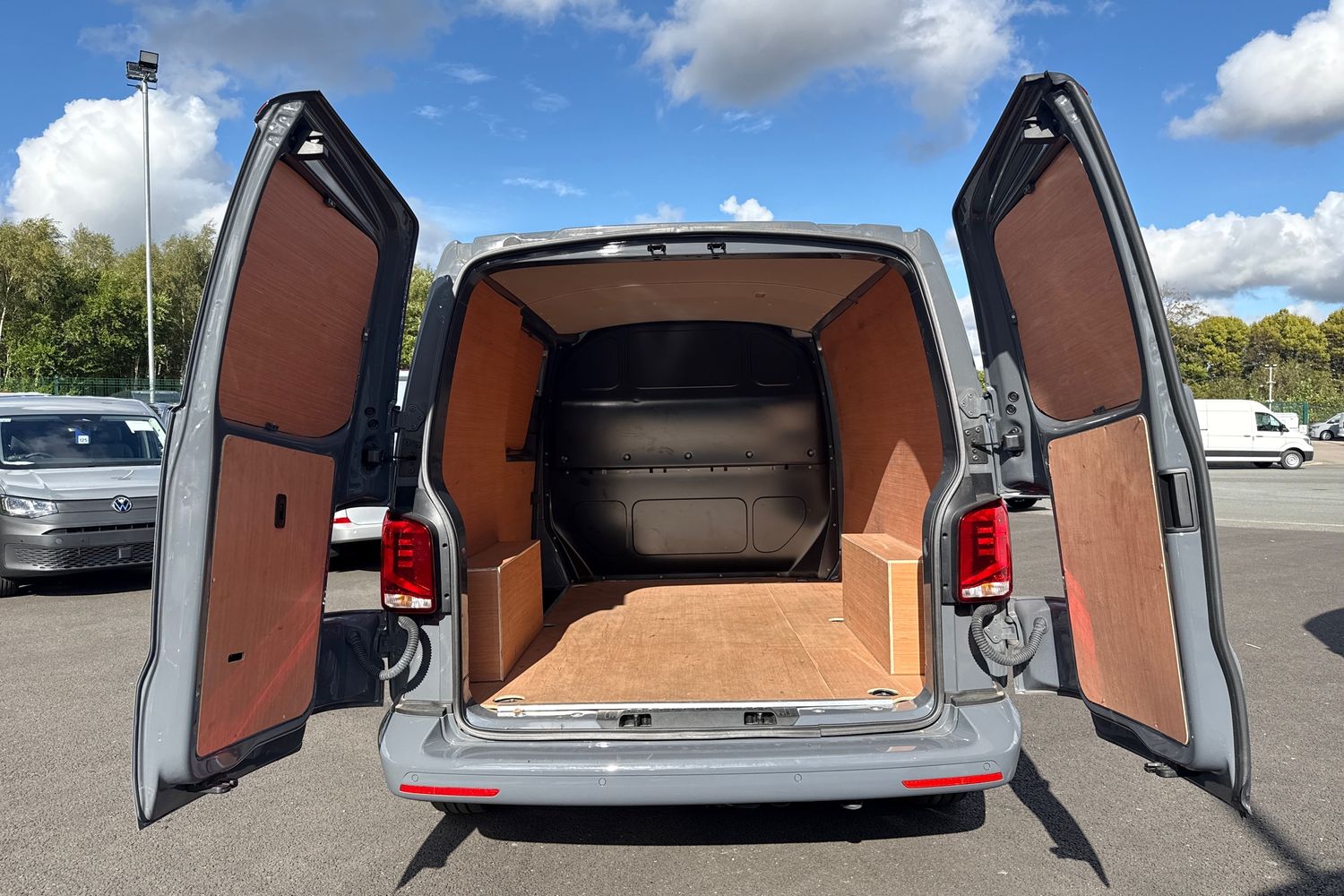 Used Volkswagen Transporter 2024 for sale - 76520038: Photo 6