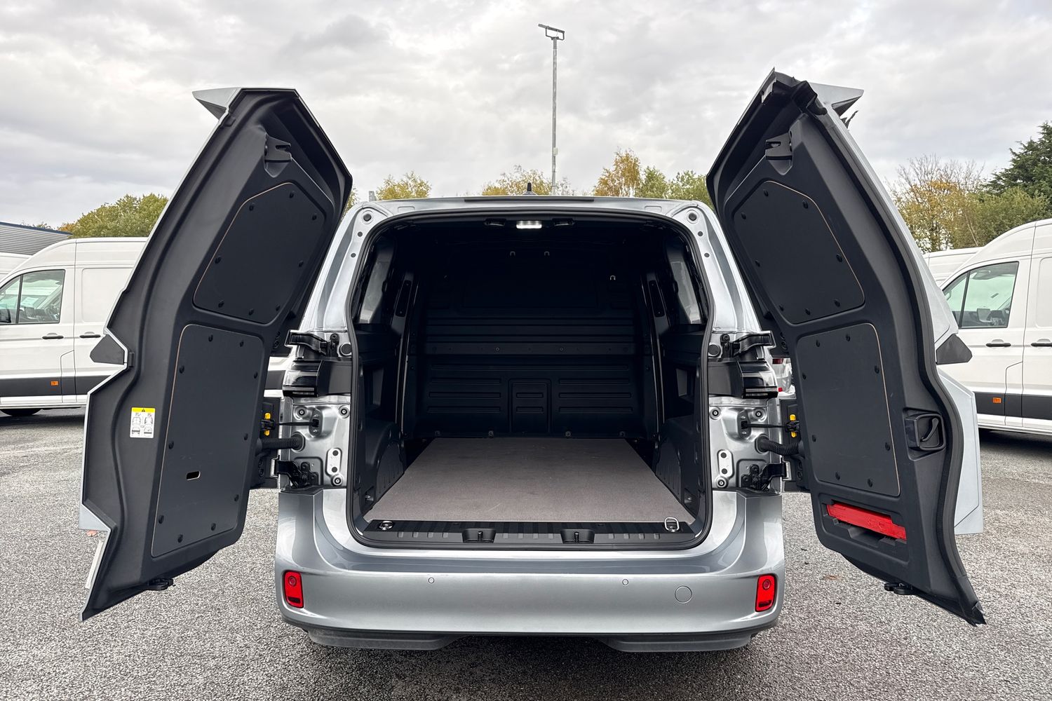 Used Volkswagen ID. Buzz Cargo 2024 for sale - 76540980: Photo 6