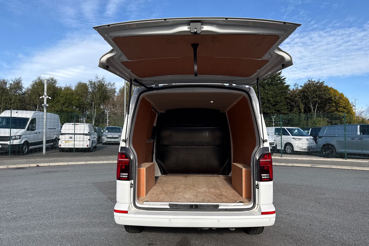 Used Volkswagen Transporter 2024 for sale - 76401719: Photo 6