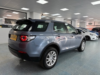 Used Land Rover Discovery Sport 2017 for sale - 76776573: Photo