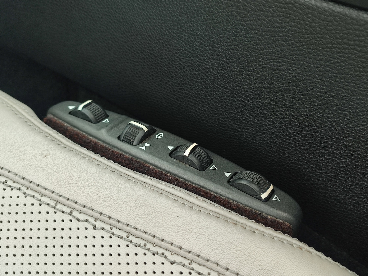 Used Mercedes-Benz E Class 2010 for sale - 76237356: Photo 32