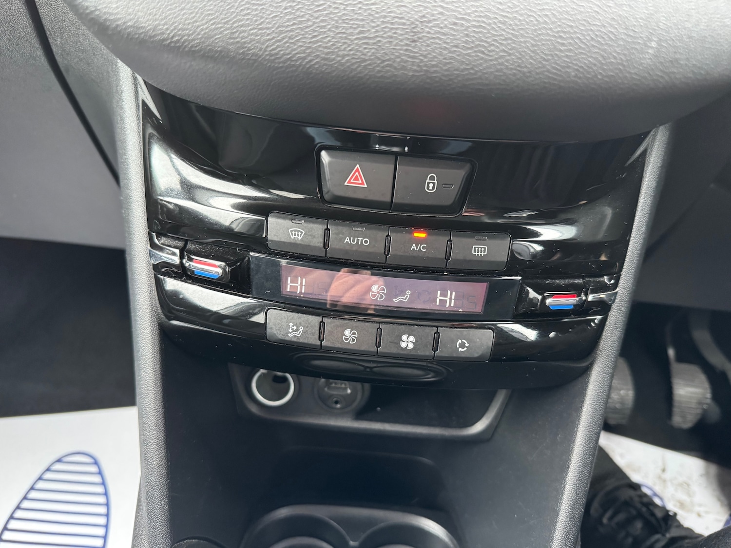 Used Peugeot 208 2013 for sale - 77541329: Photo 14