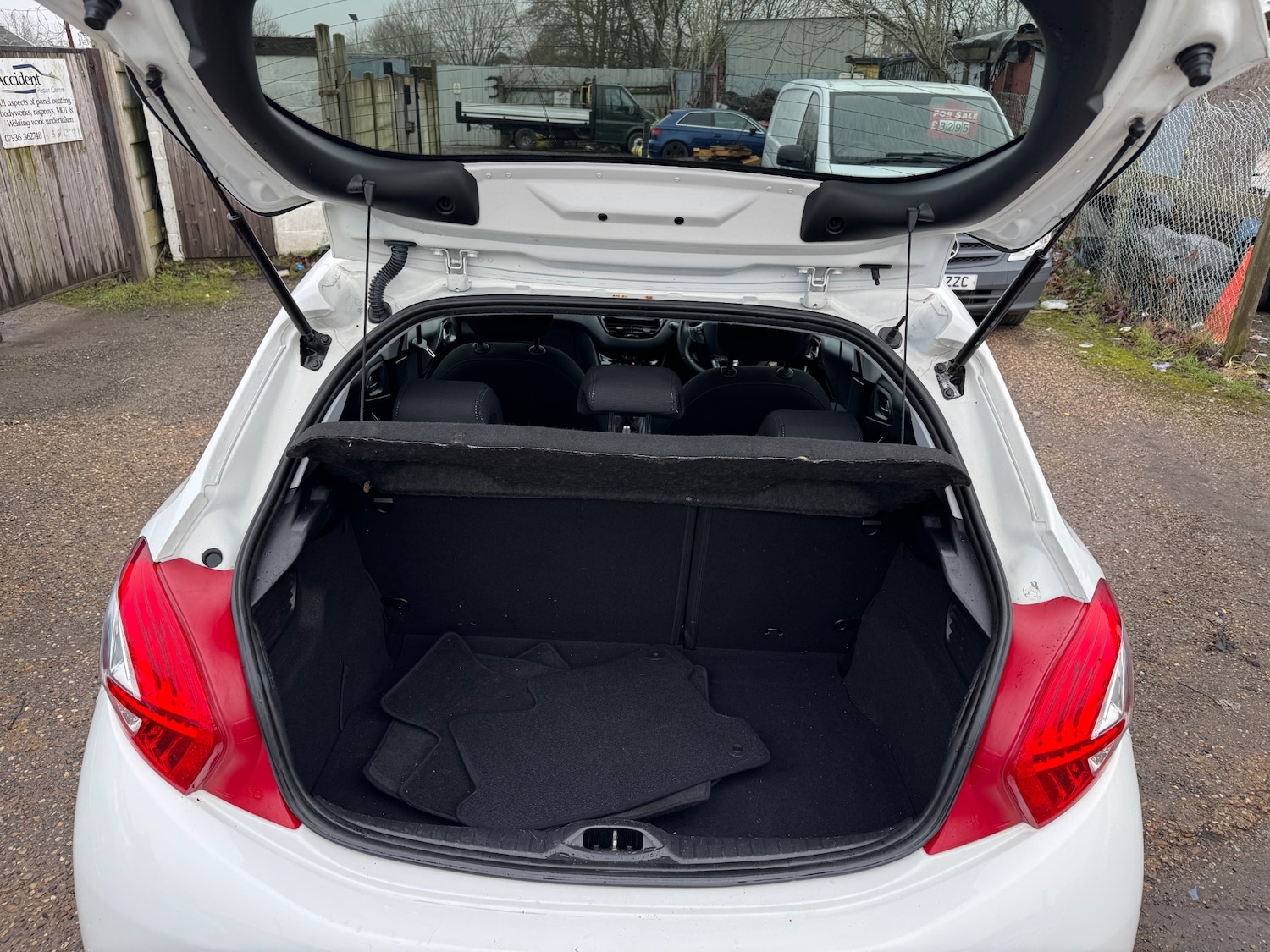 Used Peugeot 208 2013 for sale - 77541329: Photo 9