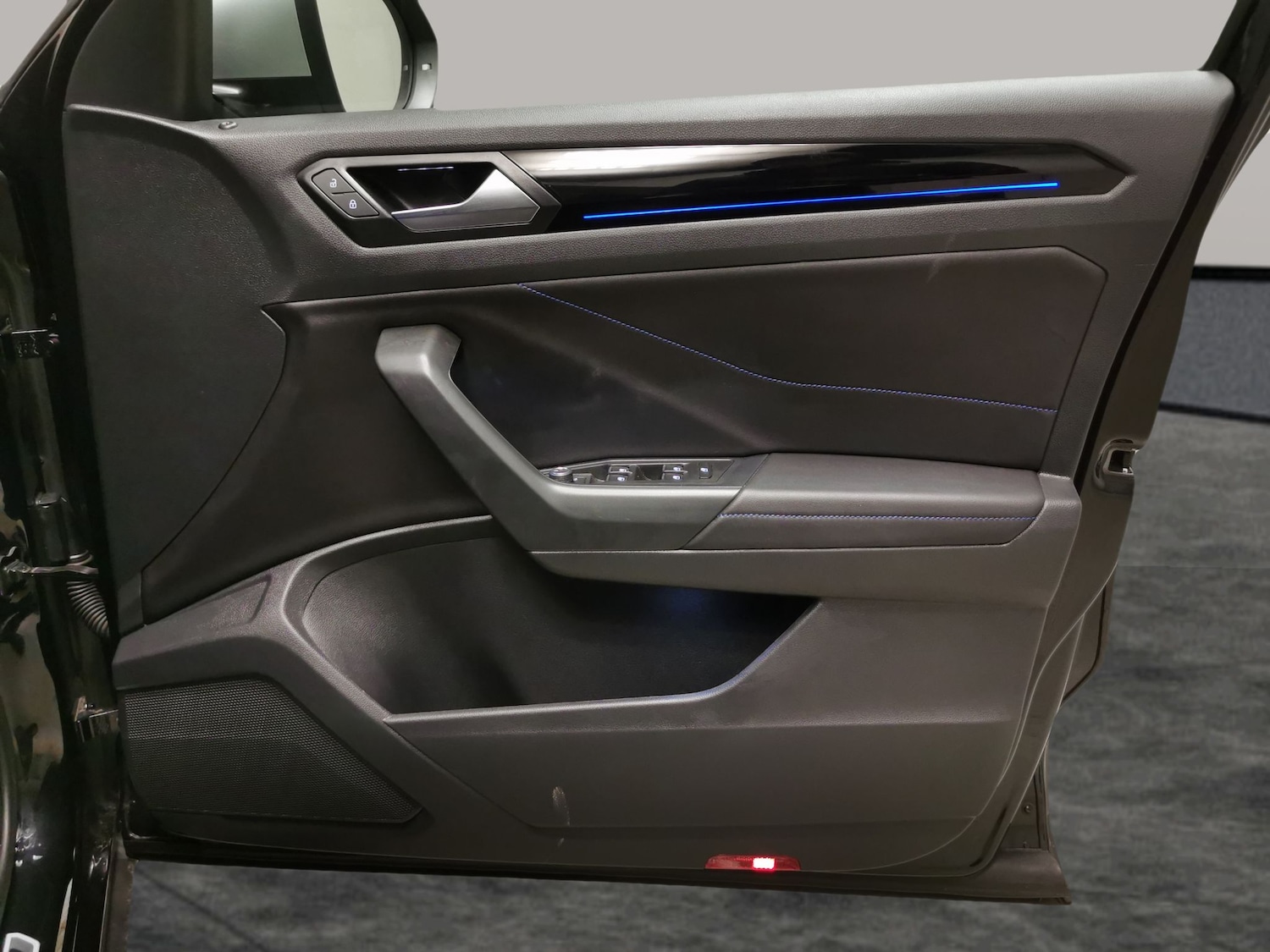 Used Volkswagen T-Roc 2023 for sale - 77447880: Photo 27