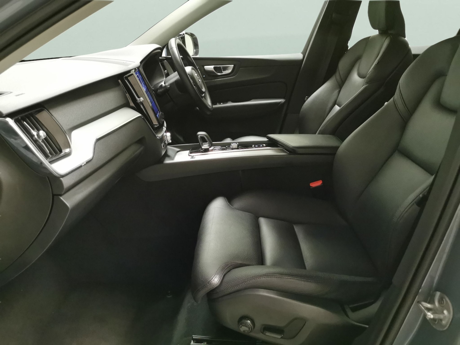 Used Volvo XC60 2023 for sale - 76978285: Photo 4