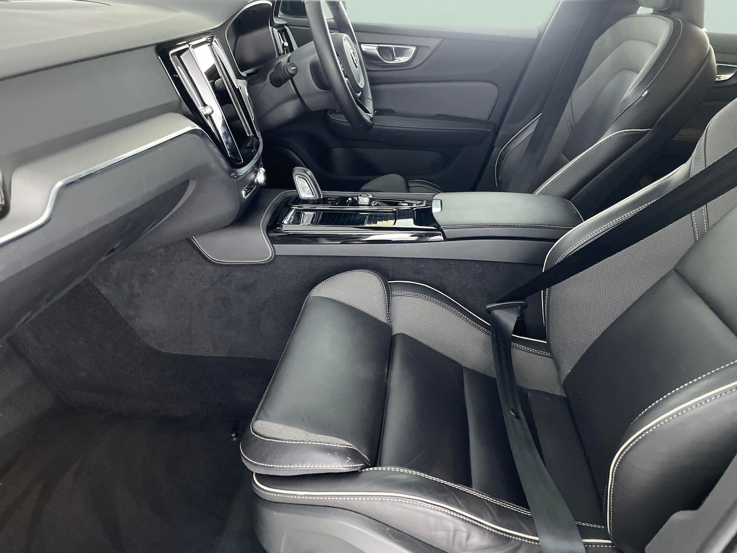 Used Volvo V60 2022 for sale - 76669384: Photo 4