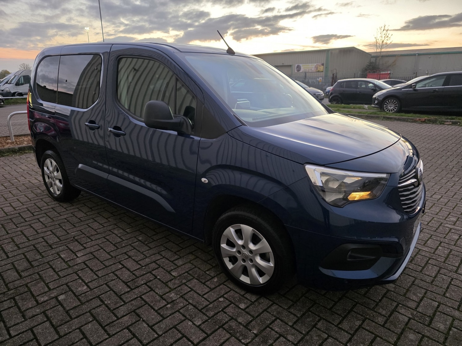 Used Vauxhall Combo Life 2019 for sale - 76536709: Photo 1