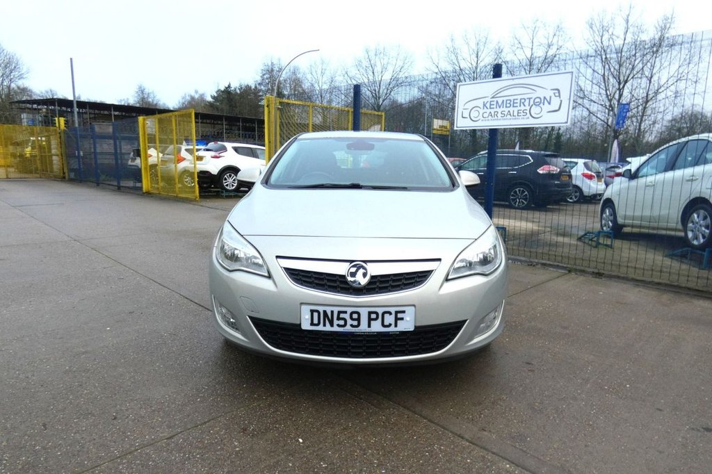 Used Vauxhall Astra 2010 for sale - 77121998: Photo 2